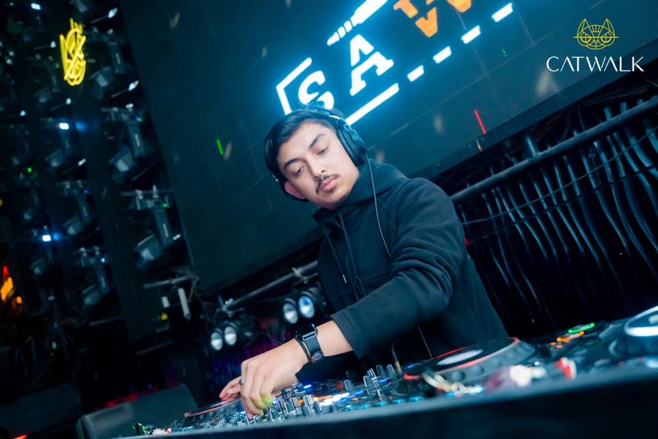 Title d-flex flex-column gap-2